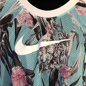 Nike women’s plus floral top